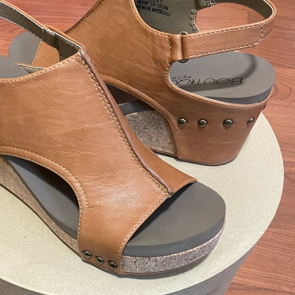 🎉❤️NEW RESTOCK!! HOST PICK!! Carley Wedge Sandals Cognac - Picture 2 of 2